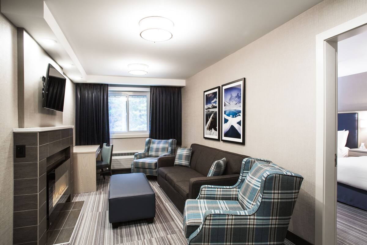 Mountaineer One Bedroom Suite - (Not Pet Friendly) | Living area