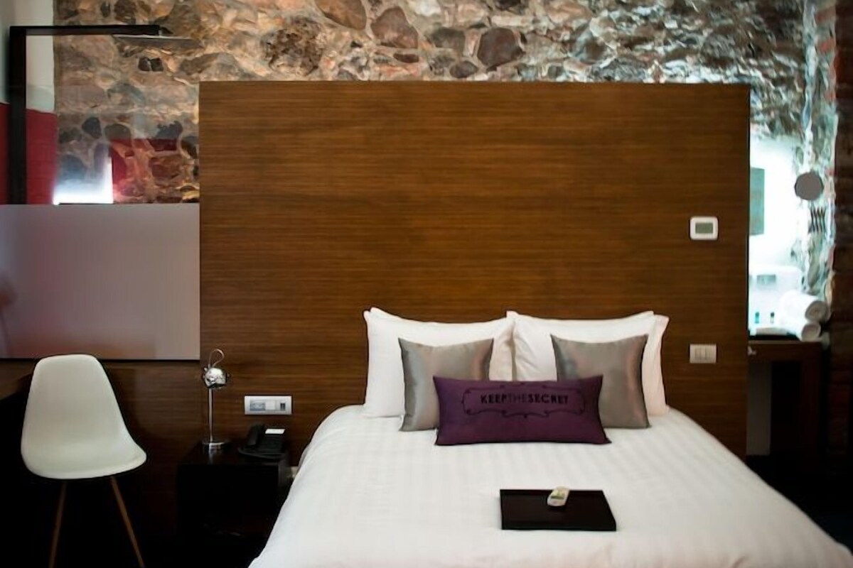 Premium bedding, down comforters, minibar, in-room safe