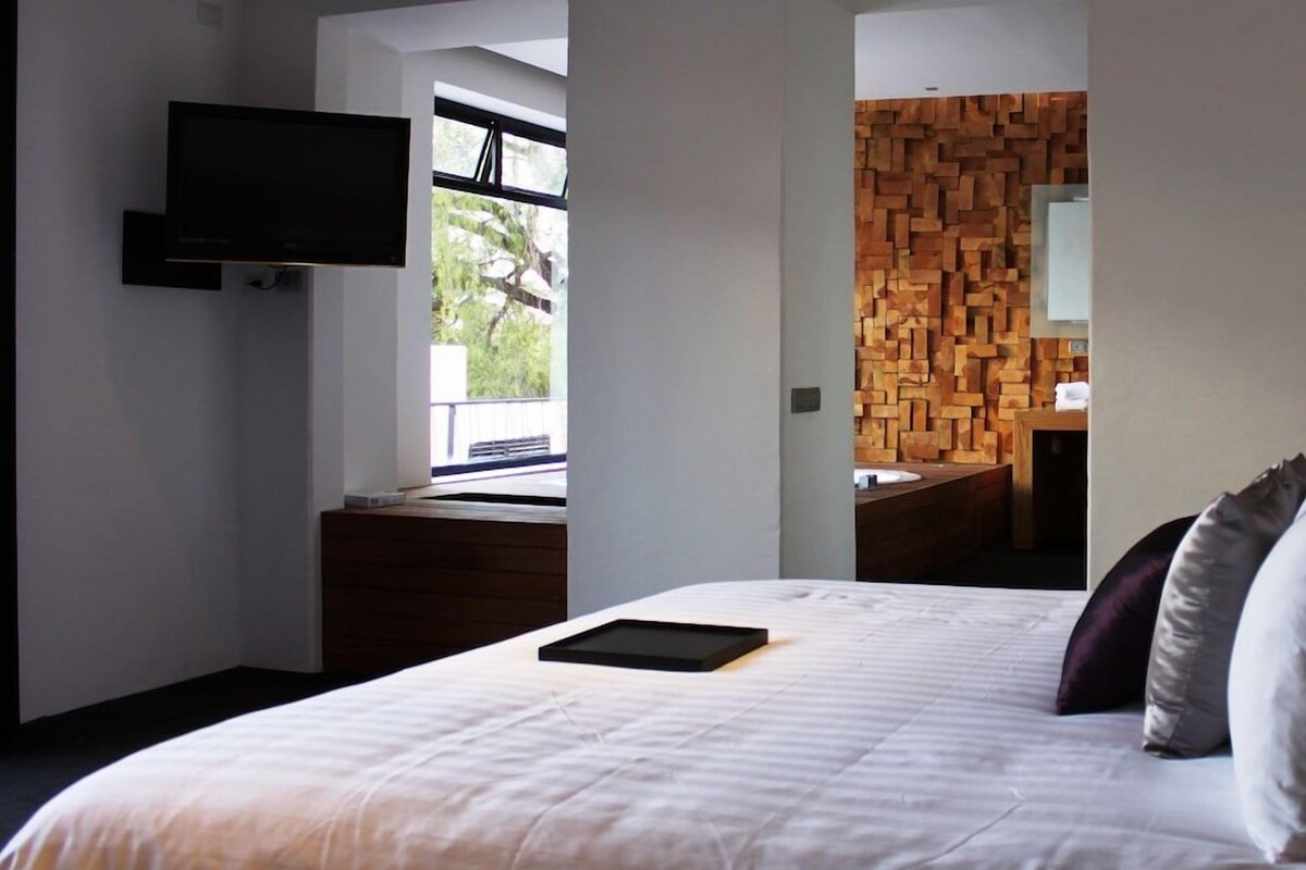 Ropa de cama de alta calidad, cubrecamas y minibar 