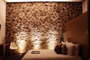Junior Room | Premium bedding, down comforters, minibar, in-room safe - MO17 Hotel Boutique (Querétaro)