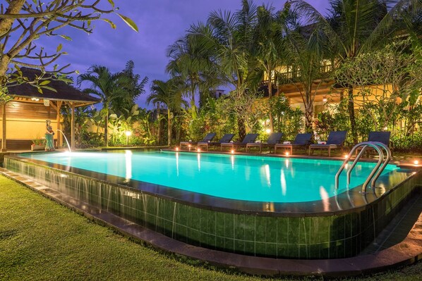 Piscine extérieure, chaises longues