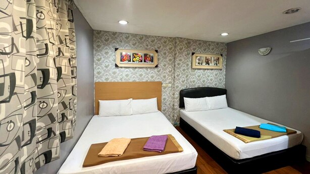 Quarto quádruplo, 2 camas Queen | Escrivaninha, ferros/tábuas de passar roupa, Wi-Fi de cortesia