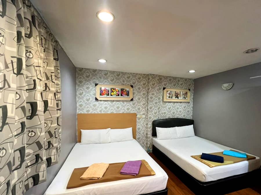 Quarto quádruplo, 2 camas Queen | Escrivaninha, ferros/tábuas de passar roupa, Wi-Fi de cortesia