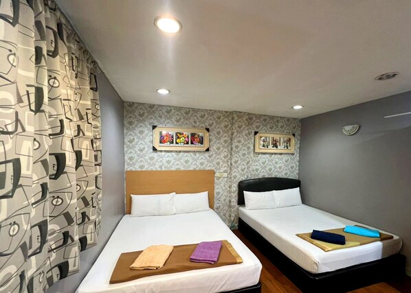 ห้องพักสำหรับสี่ท่าน, เตียงควีนไซส์ 2 เตียง | โต๊ะทำงาน, เตารีด/โต๊ะรีดผ้า, Wi-Fi ฟรี, ผ้าปูที่นอน