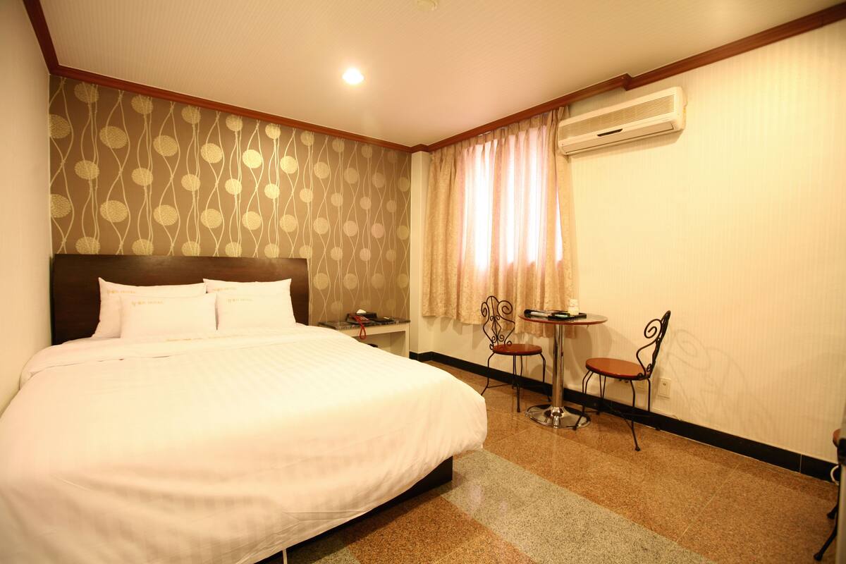 ห้องสแตนดาร์ดดับเบิล | โต๊ะทำงาน, ผ้าม่านกันแสง, ห้องเก็บเสียง, เตารีด/โต๊ะรีดผ้า
