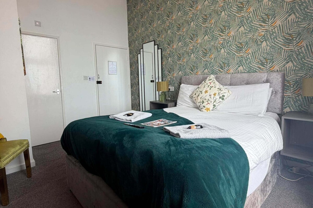 Silver Seaview Double | Iron/ironing board (on request), free WiFi, individually decorated