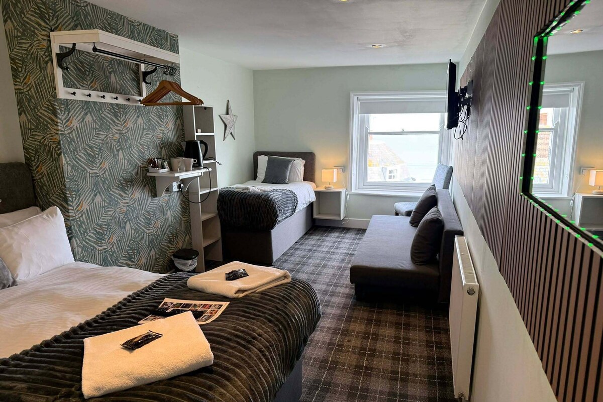 Silver Seaview Family of 3 | Iron/ironing board (on request), free WiFi, individually decorated