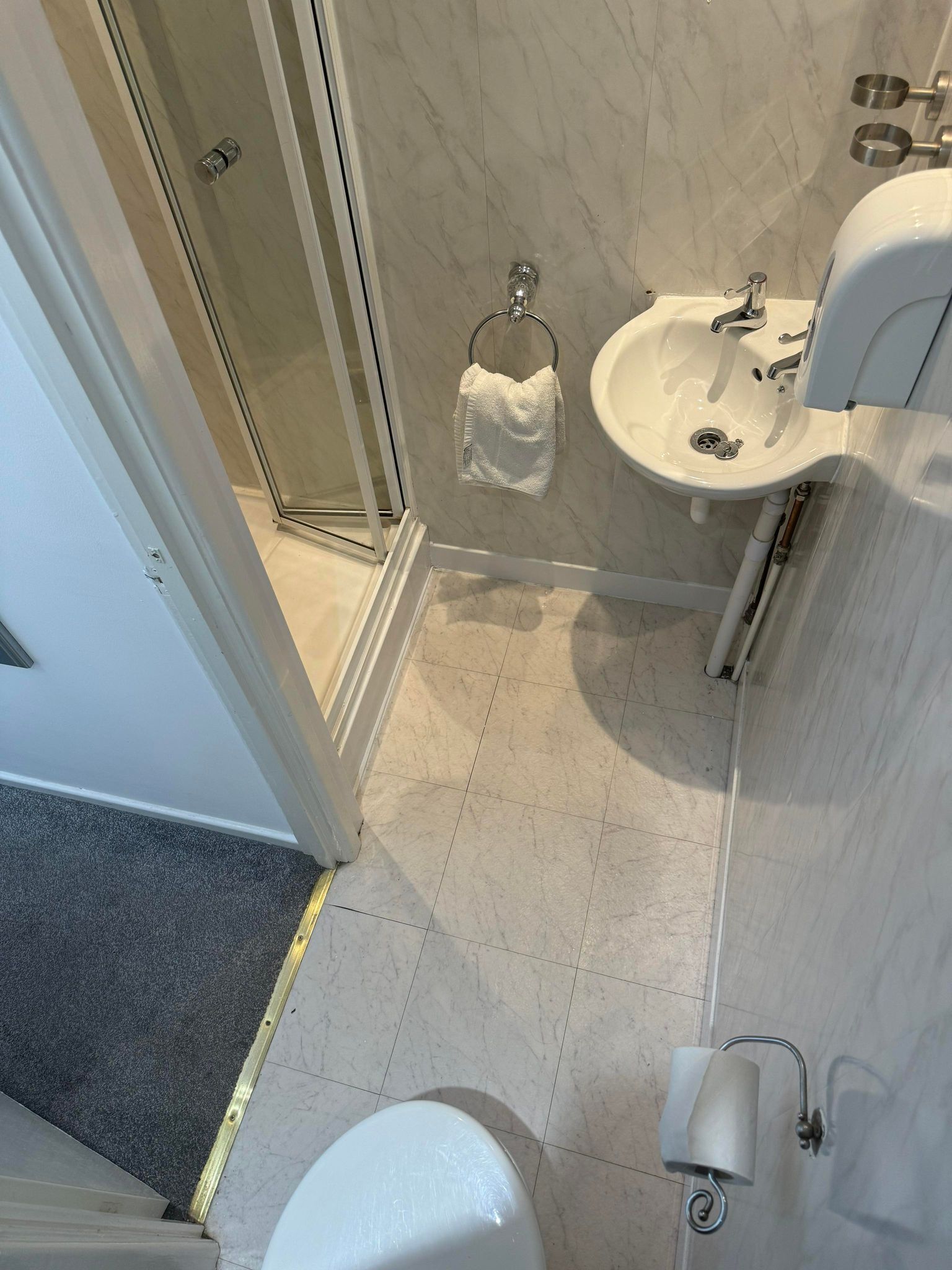 Ein Badezimmer mit Toilette, Waschbecken und Dusche.