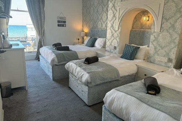 Gold Seaview Family of 4 | Iron/ironing board (on request), WiFi (free), individually decorated