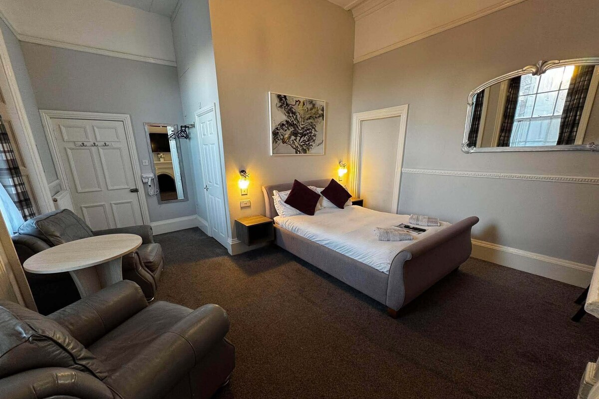 Gold Ground Floor Double | Iron/ironing board (on request), free WiFi, individually decorated