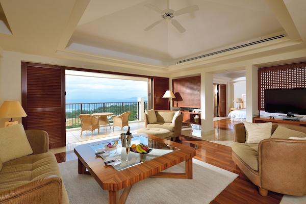 En 42-tommers TV med Parabol-TV samt DVD-spiller