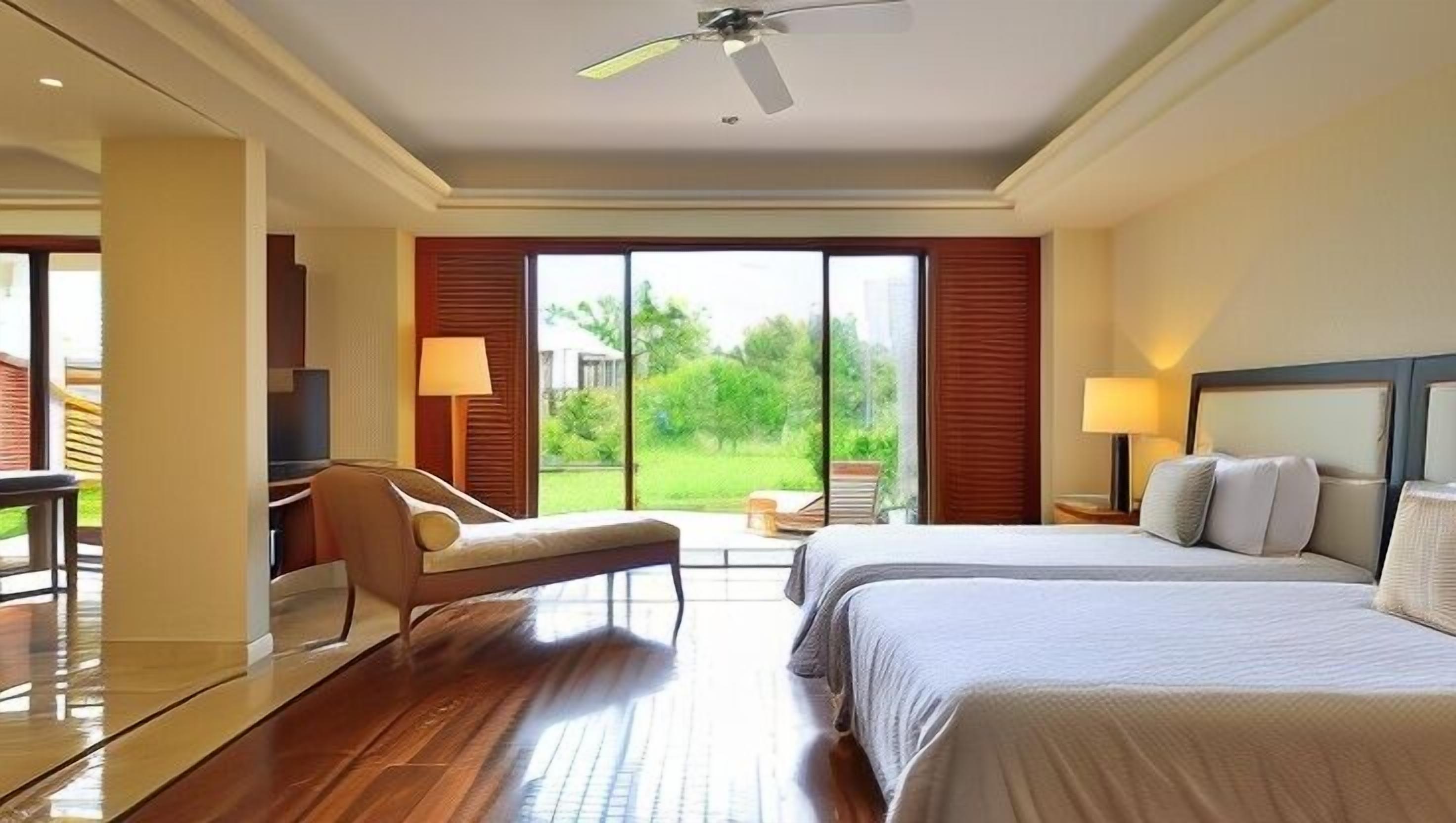Peralatan tempat tidur premium, bar mini, peti besi dalam bilik 