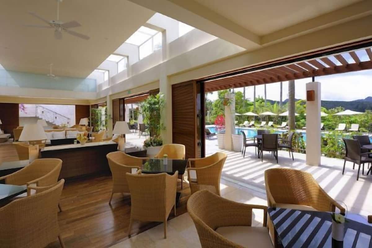 Se sirven desayunos, cenas y cocina francesa con vista a la alberca