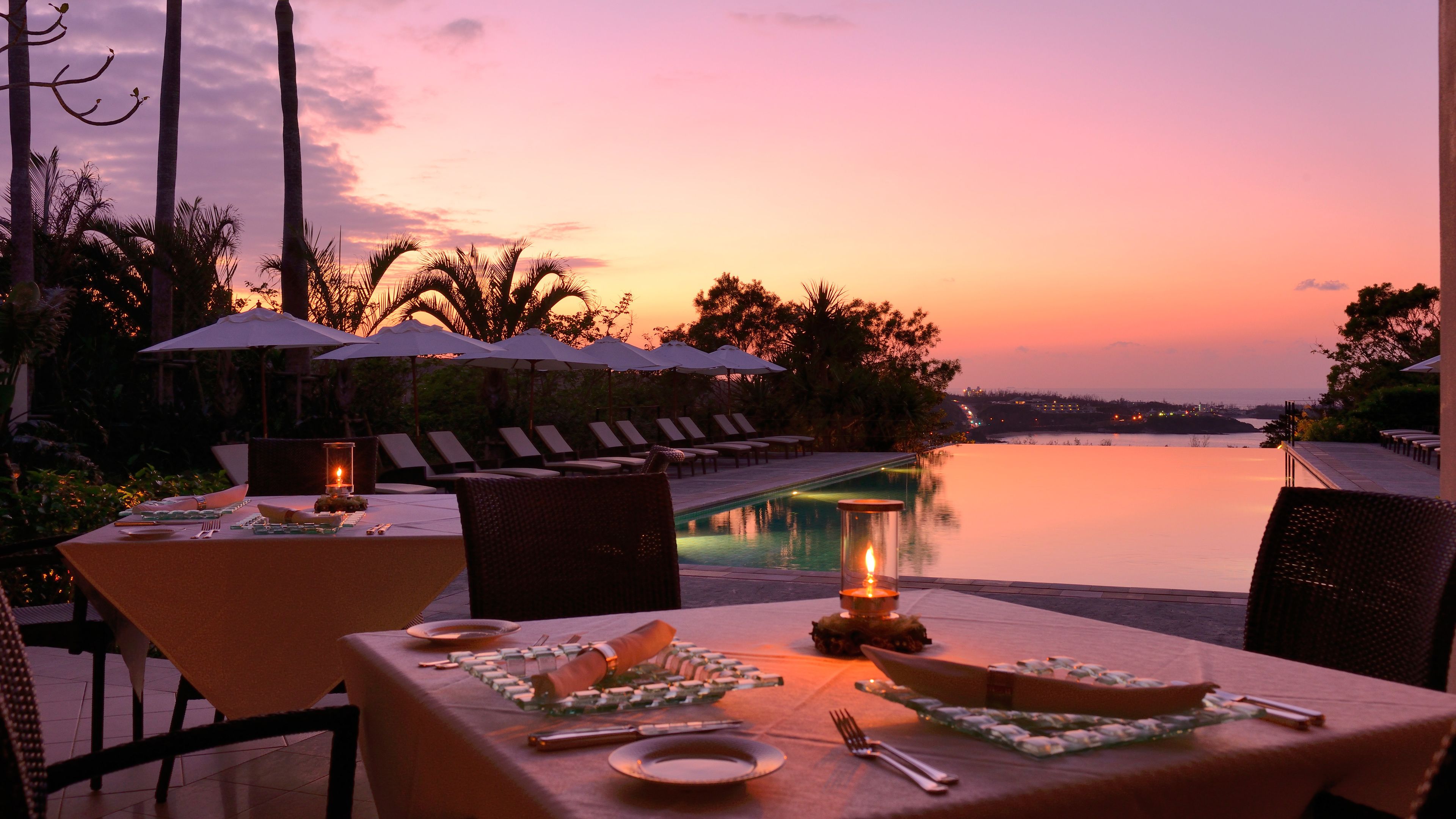 Frokost og middag serveres, franske retter, utsikt mot bassenget 