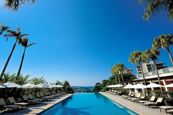 Outdoor pool, pool umbrellas, sun loungers