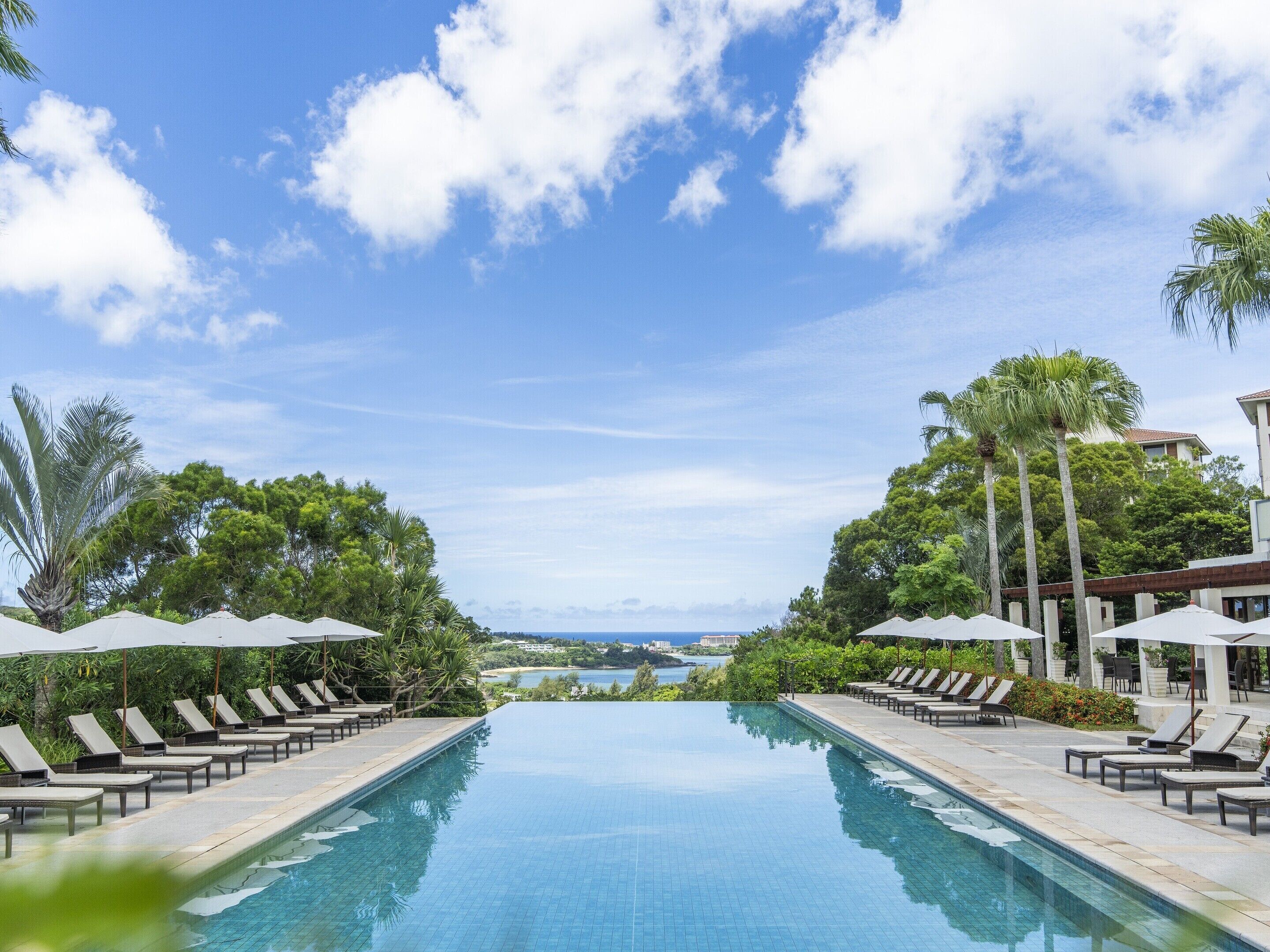 屋外プール、プール パラソル、サンラウンジャー