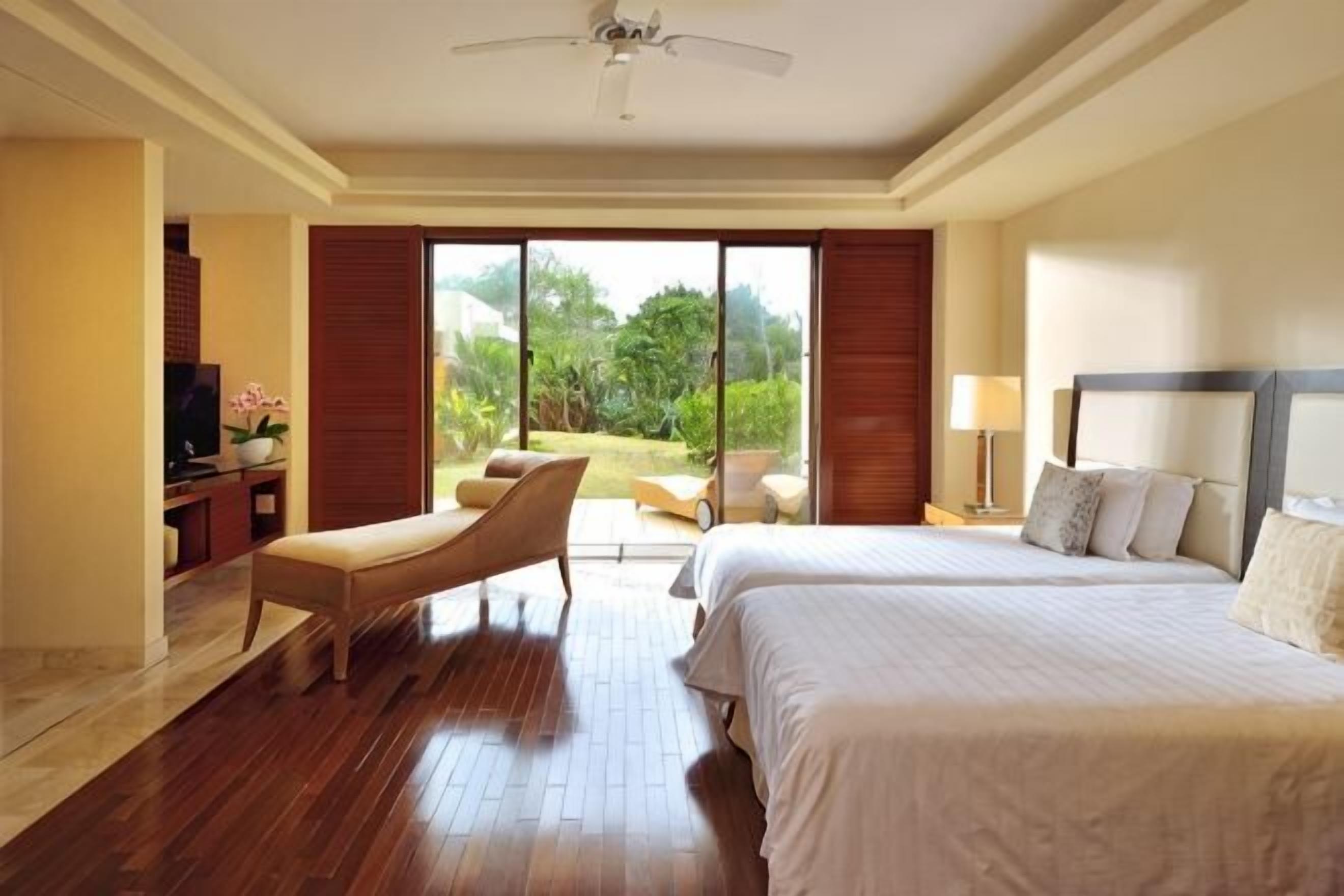 Peralatan tempat tidur premium, bar mini, peti besi dalam bilik 