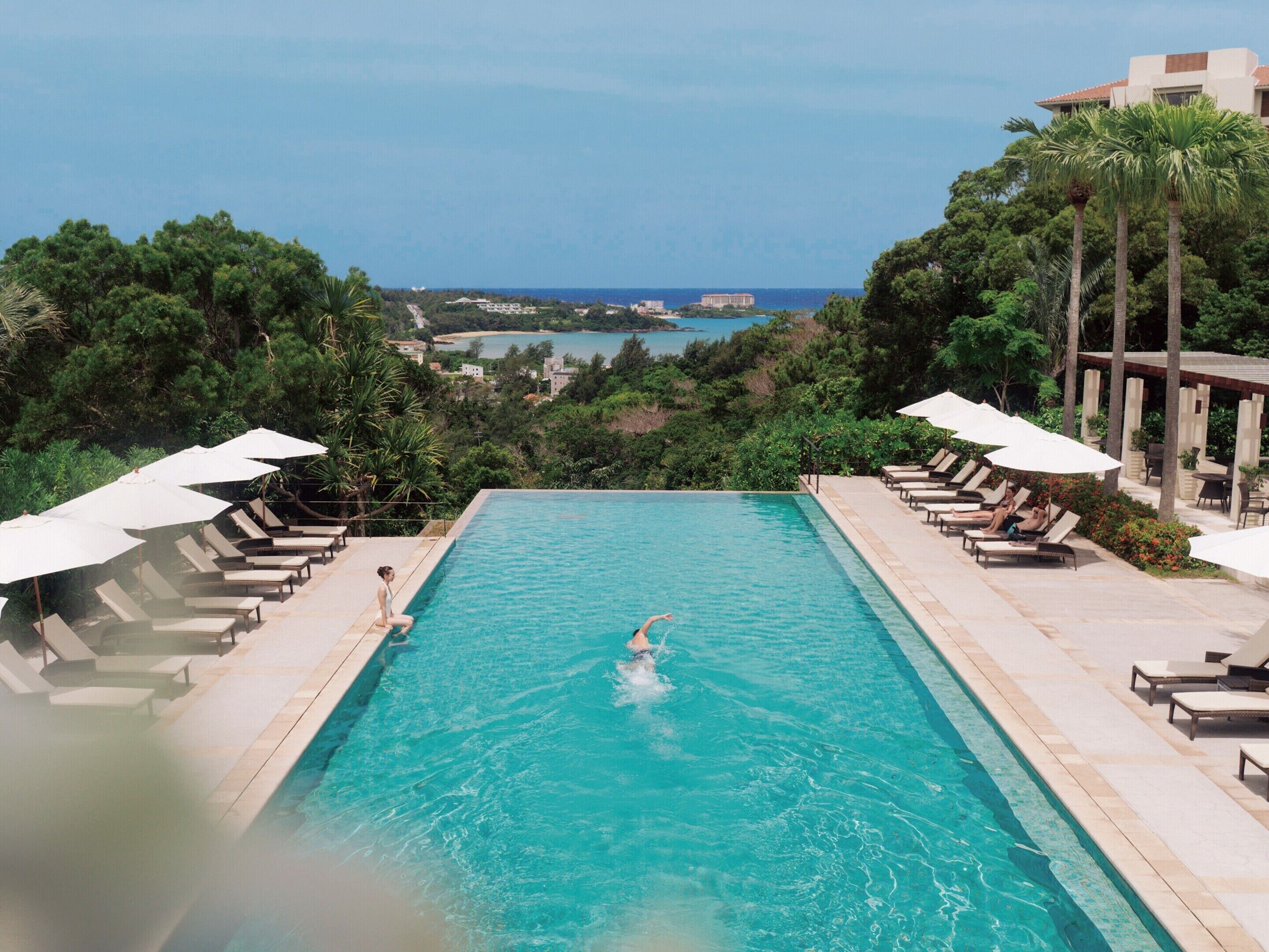 Piscina externa, guarda-sóis, espreguiçadeiras