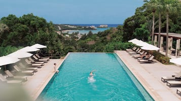 Piscina externa, guarda-sóis, espreguiçadeiras