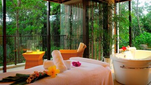 Espace de soins pour les couples, sauna, bain à remous, soins corporels