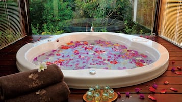 Couples treatment rooms, sauna, hot tub, body treatments, aromatherapy