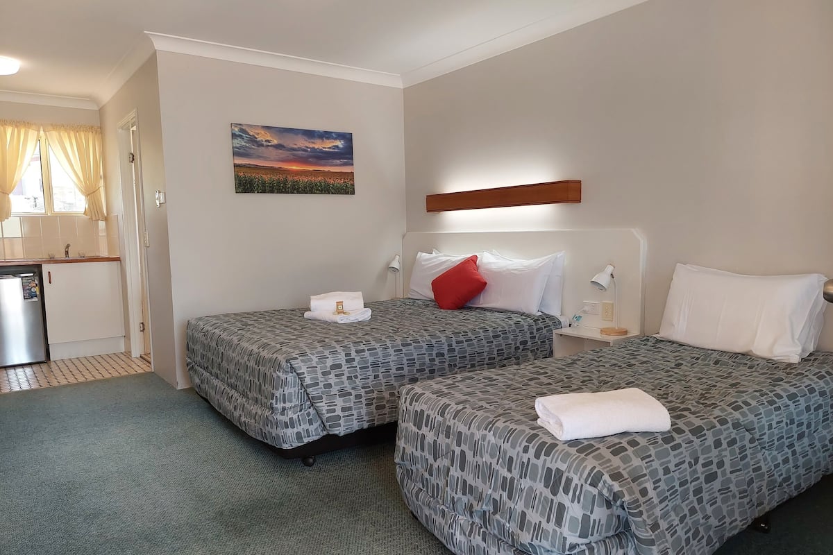 Deluxe Twin Room, 2 Bedrooms, Non Smoking, Kitchenette | Desk, blackout drapes, iron/ironing board, WiFi (free)