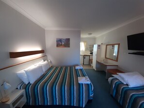 Phòng 2 giường đơn Deluxe | Bàn, màn/rèm cản sáng, bàn ủi/dụng cụ ủi quần áo 