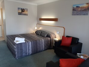 Bureau, rideaux occultants, fer et planche à repasser, Wi-Fi gratuit