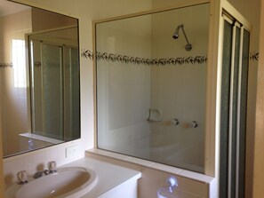 Baño | Regadera, amenidades de baño gratuitas, secadora de cabello, toallas