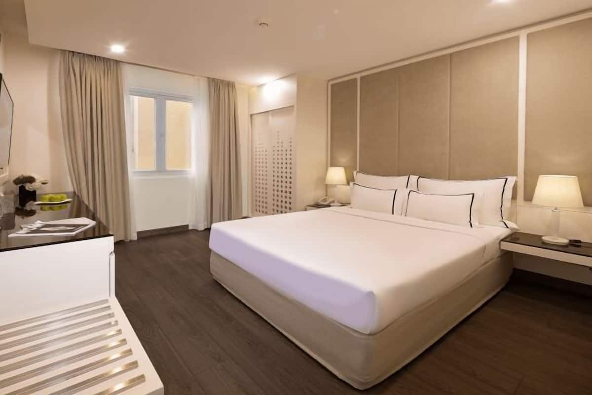 1 bedroom, premium bedding, in-room safe, desk