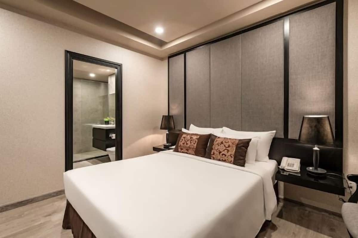 1 bedroom, premium bedding, in-room safe, desk