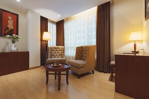 Paragon Suite City View Room | Living area