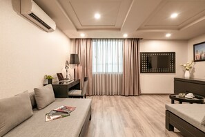 Family Suite, City View | Living room