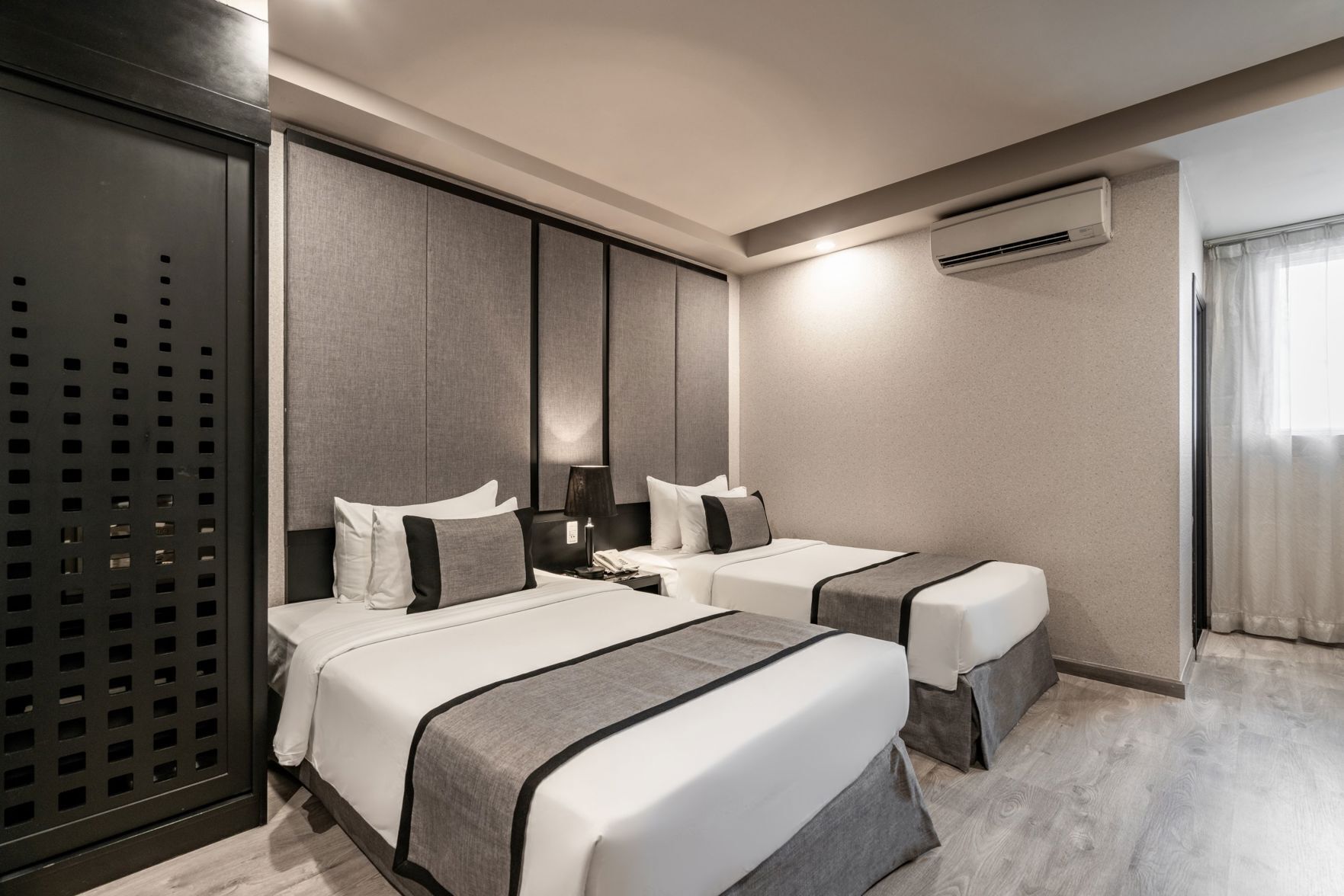 Ropa de cama de alta calidad y caja de seguridad en la habitación 