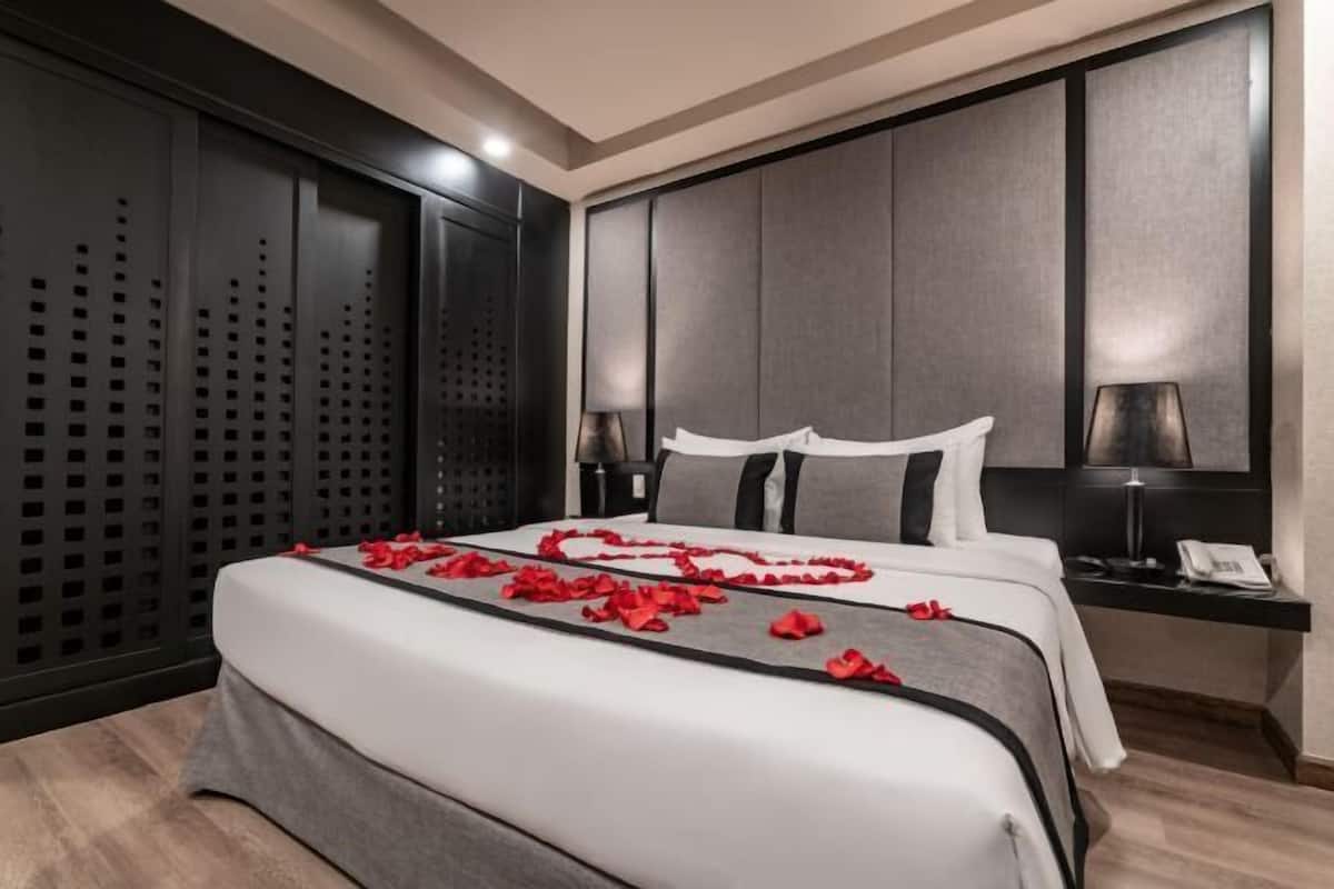 1 bedroom, premium bedding, in-room safe, desk