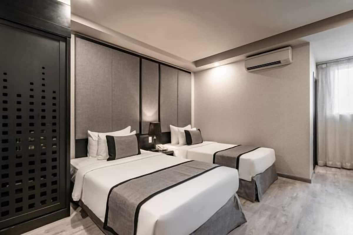 1 bedroom, premium bedding, in-room safe, desk