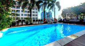 Kolam renang outdoor, dengan kursi berjemur