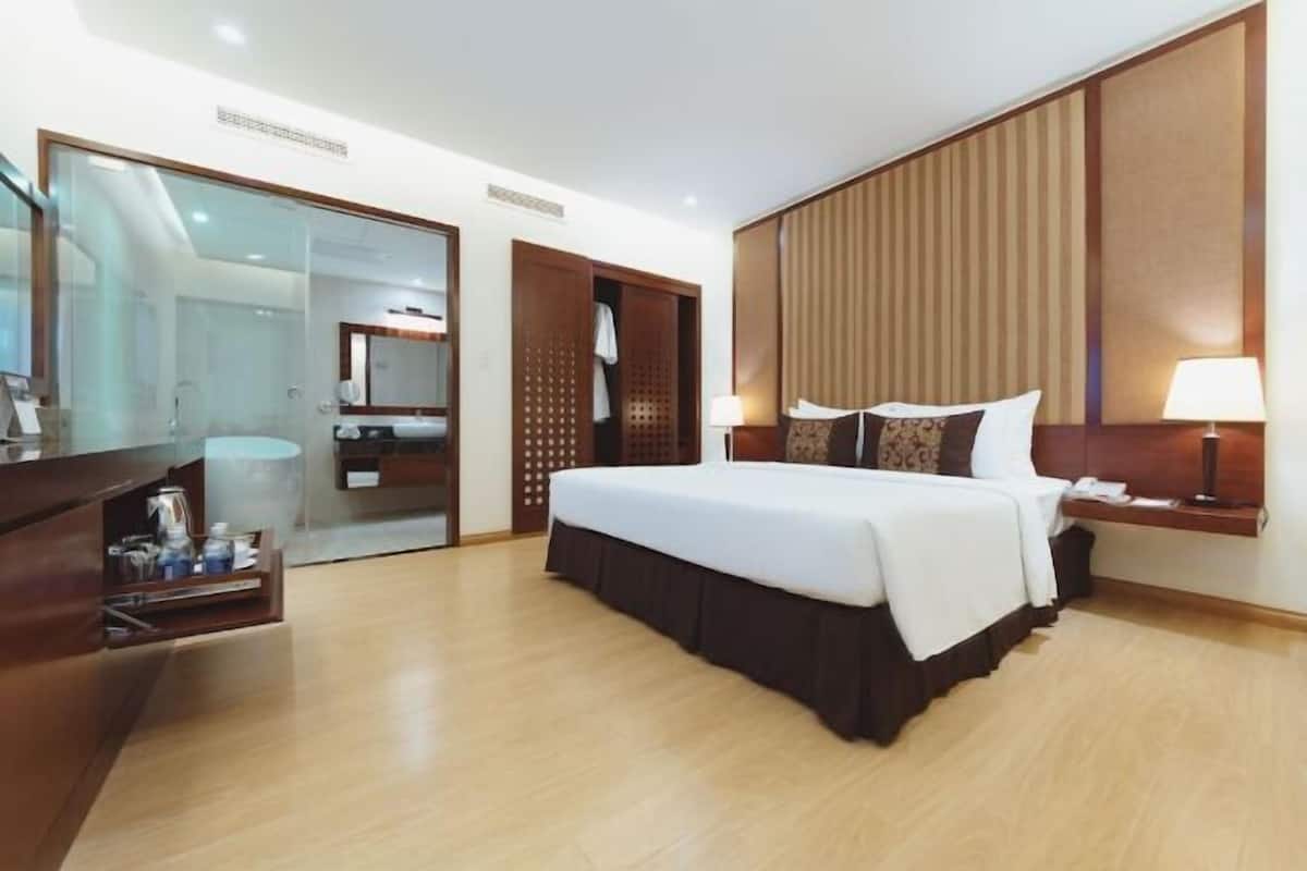 1 bedroom, premium bedding, in-room safe, desk