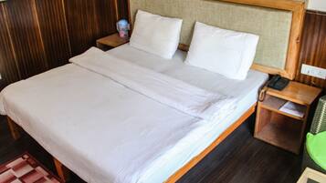 Deluxe Double Room, Mountain View | Desk, rollaway beds, free WiFi, bed sheets