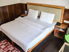 Deluxe Double Room, Mountain View | Desk, rollaway beds, free WiFi, bed sheets