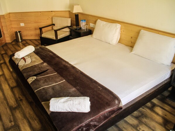 Deluxe Double Room, Mountain View | Desk, rollaway beds, free WiFi, bed sheets