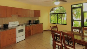 Suite Junior, cuisine, vue sur la baie | Cuisine privée | Surface de cuisson