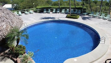 2 piscinas al aire libre, sillones reclinables de piscina