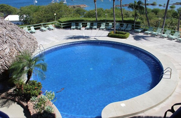 2 utendørsbassenger og solsenger