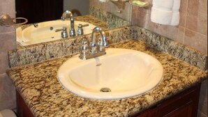 Suite, cuisinette, vue sur la baie (Captain) | Lavabo de la salle de bain