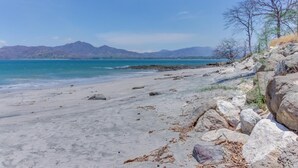På stranden