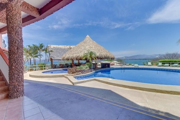 2 utendørsbassenger og solsenger