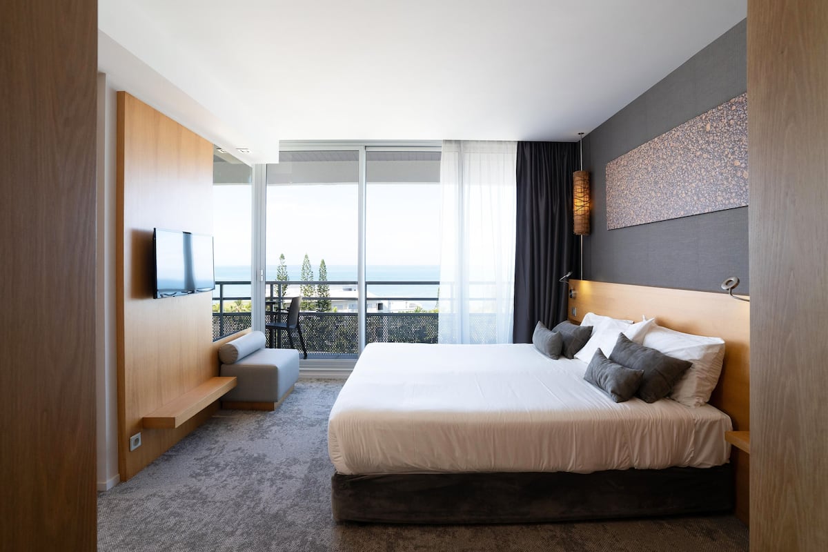 1 bedroom, premium bedding, in-room safe, blackout curtains