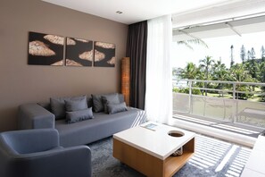 Sengetøy av topp kvalitet, safe på rommet og blendingsgardiner