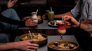 2 restaurants; breakfast, lunch, dinner and brunch served